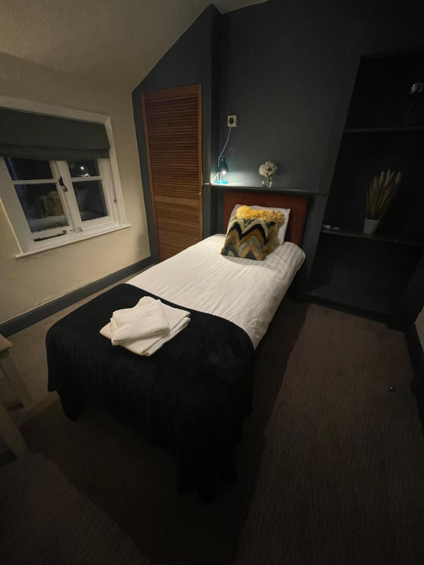 Budget Single Room with Shared Bathroom