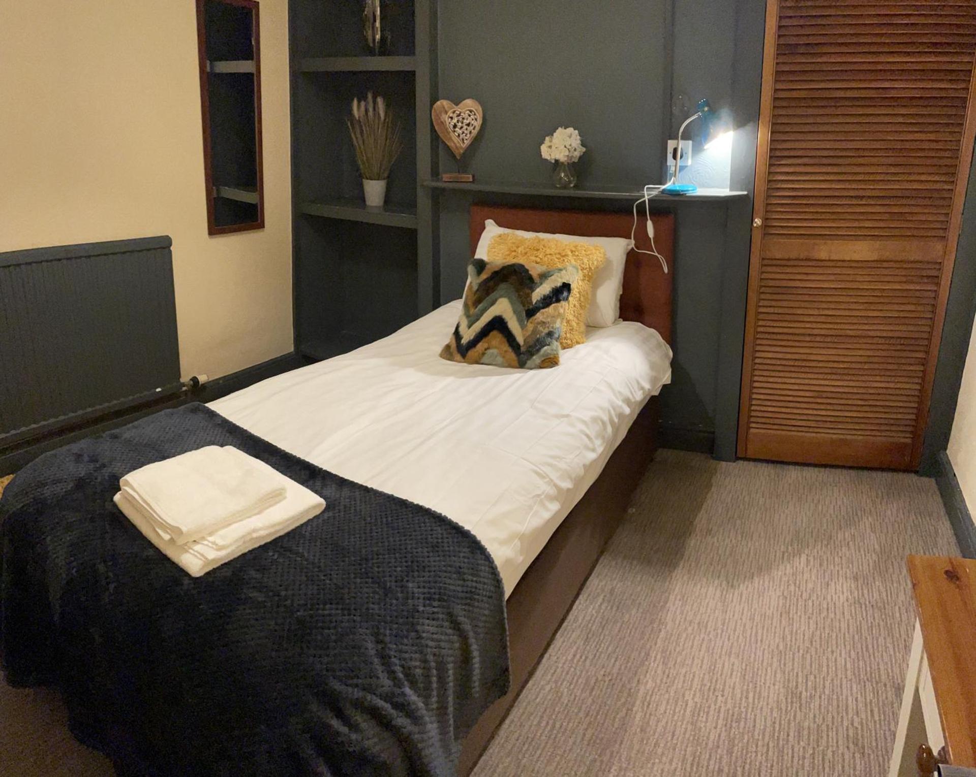 Budget Single Room with Shared Bathroom