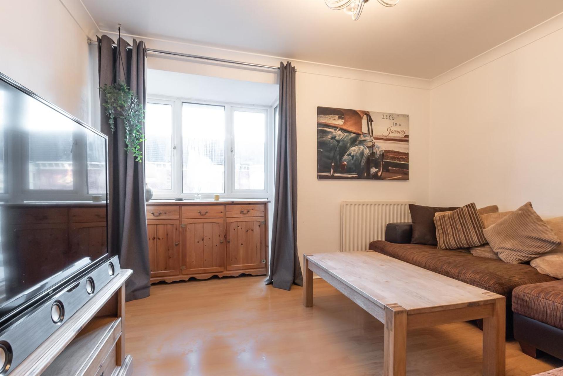 BEST PRICE! LARGE HOME - SMART TV - COMFY BEDS - GARDEN - 4 Single Beds or 2 Doubles! SLEEPS UP TO 4 GUESTS!!