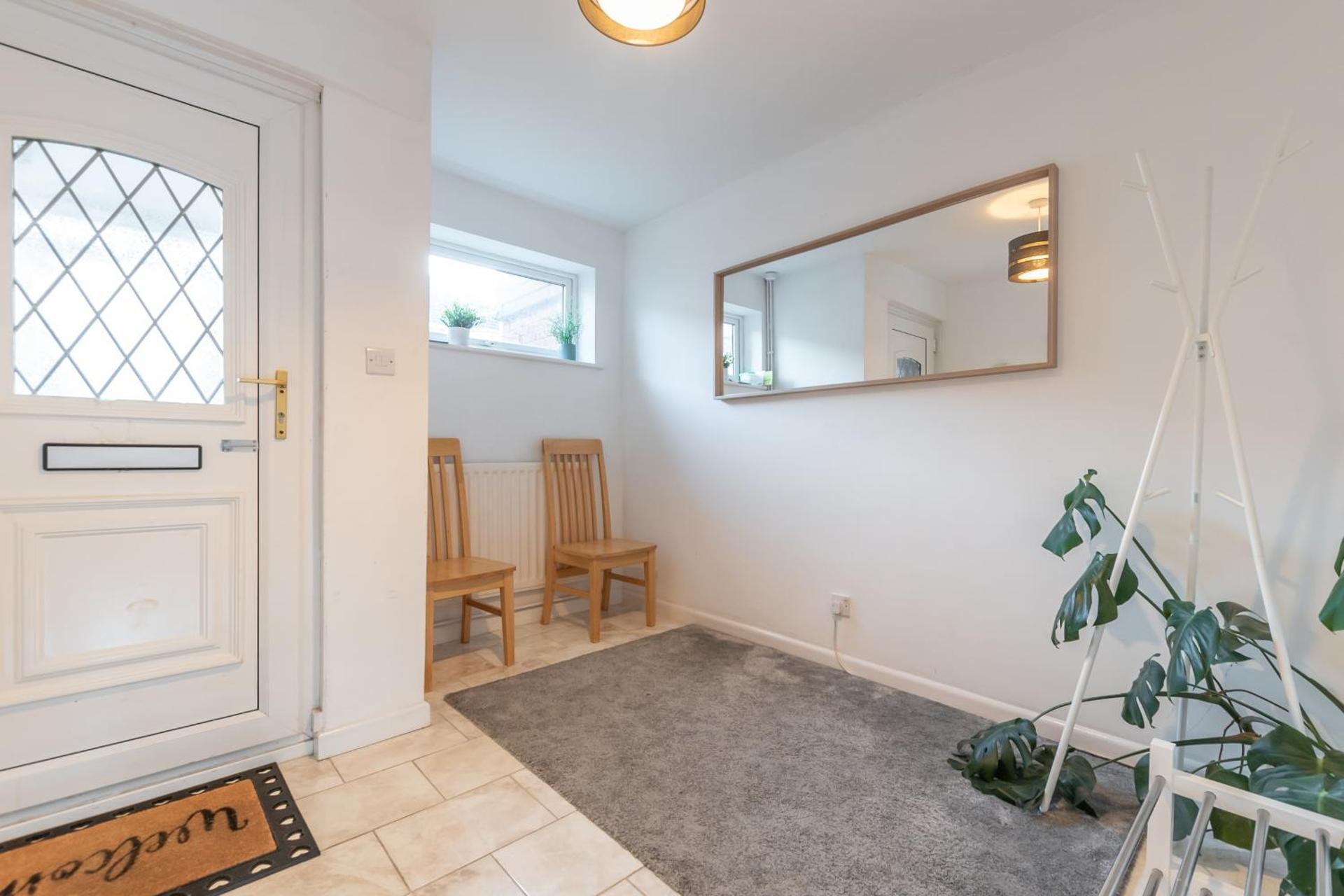 BEST PRICE! LARGE HOME - SMART TV - COMFY BEDS - GARDEN - 4 Single Beds or 2 Doubles! SLEEPS UP TO 4 GUESTS!!