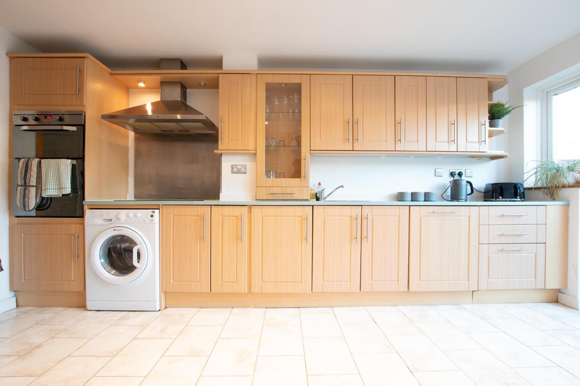 BEST PRICE! LARGE HOME - SMART TV - COMFY BEDS - GARDEN - 4 Single Beds or 2 Doubles! SLEEPS UP TO 4 GUESTS!!