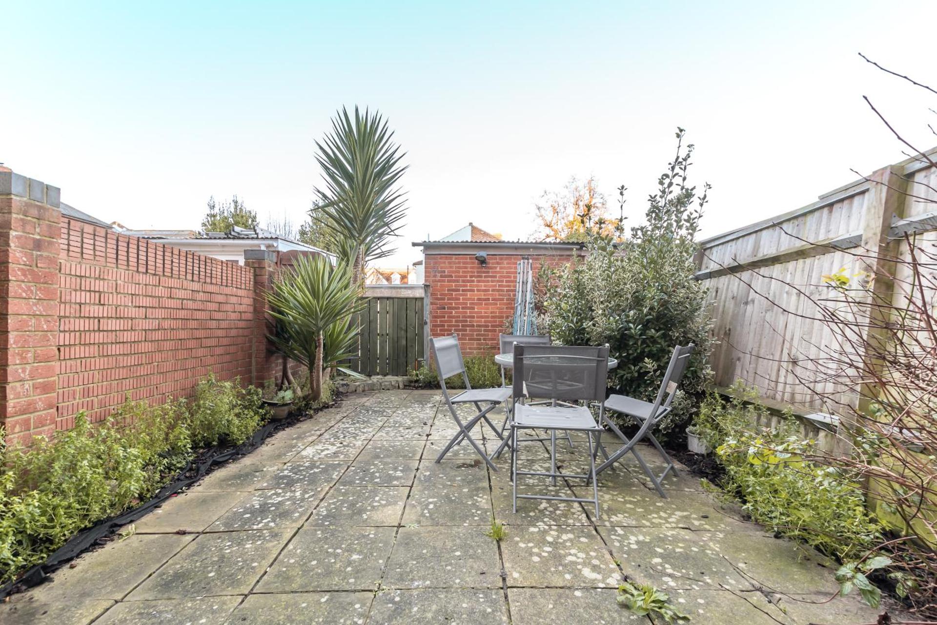 BEST PRICE! LARGE HOME - SMART TV - COMFY BEDS - GARDEN - 4 Single Beds or 2 Doubles! SLEEPS UP TO 4 GUESTS!!