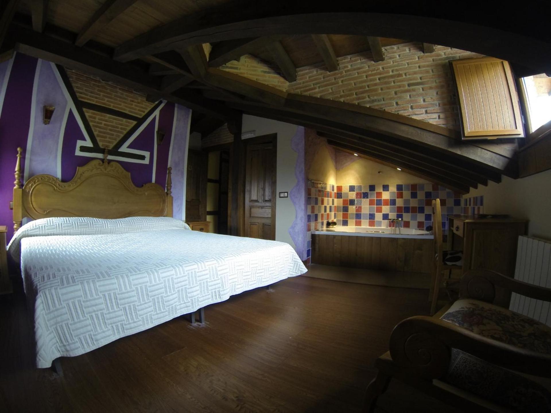 Rom med queen-size-seng og boblebad 