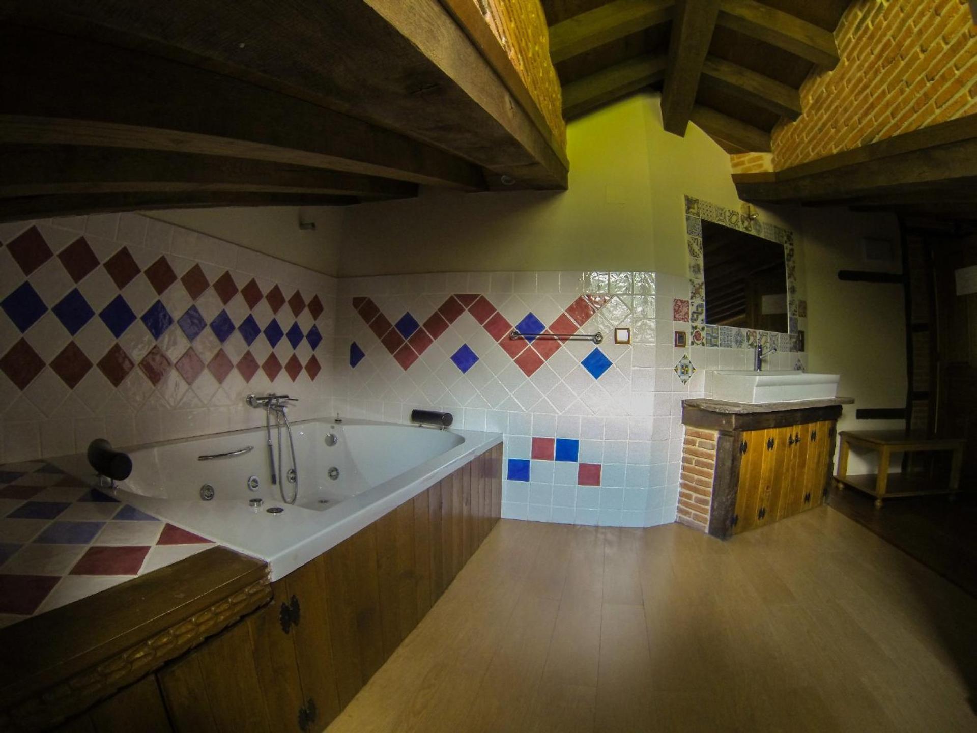 Rom med queen-size-seng og boblebad 