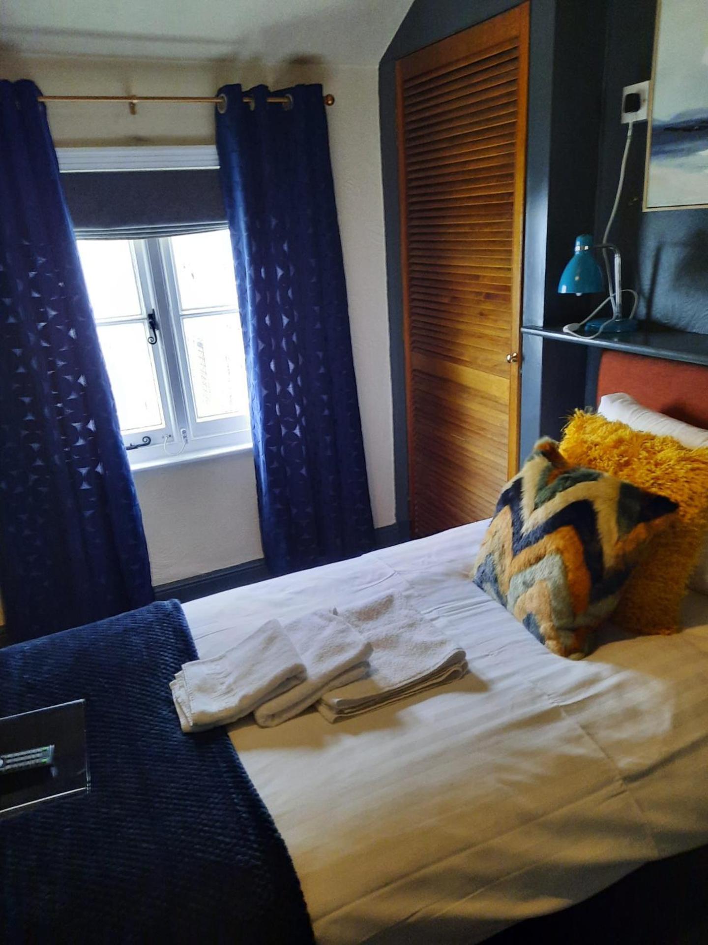 Budget Single Room with Shared Bathroom