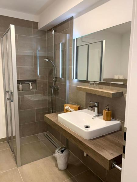 Deluxe Double Room (2 Adults + 1 Child)