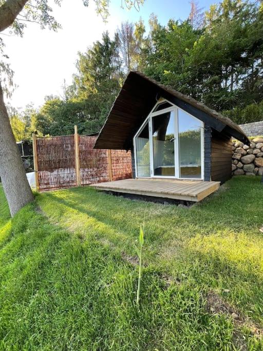 Hyggelig sommerhus. med udsigt, til vand fra senge