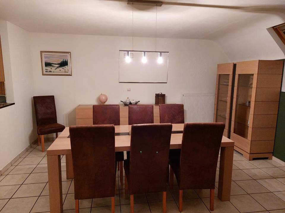 Aux trois petits cochons