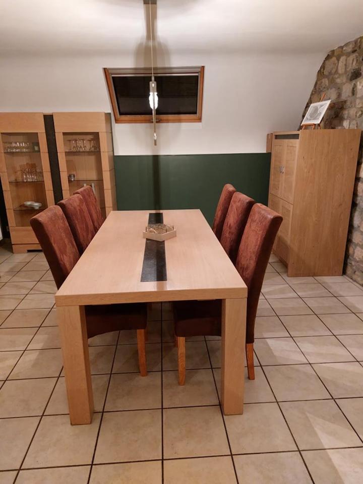 Aux trois petits cochons