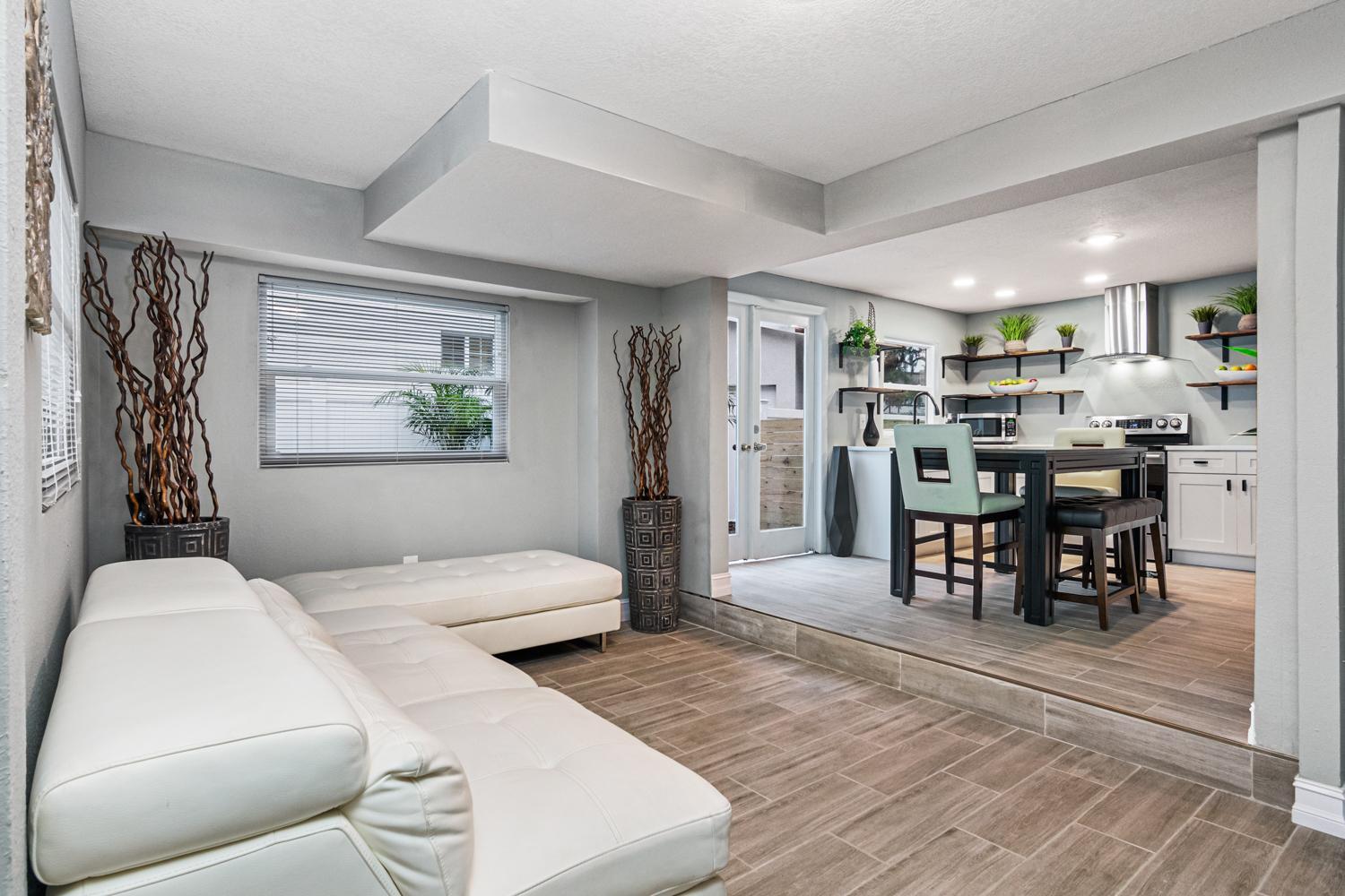 Modern House in Clearwater with access to a Shared Swimming Pool