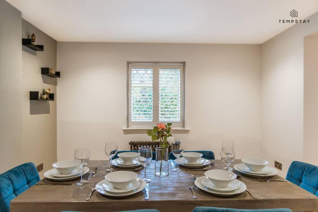 STYLISH HOME WITH FREE PARKING - 10 MINS TO LEGOLAND!