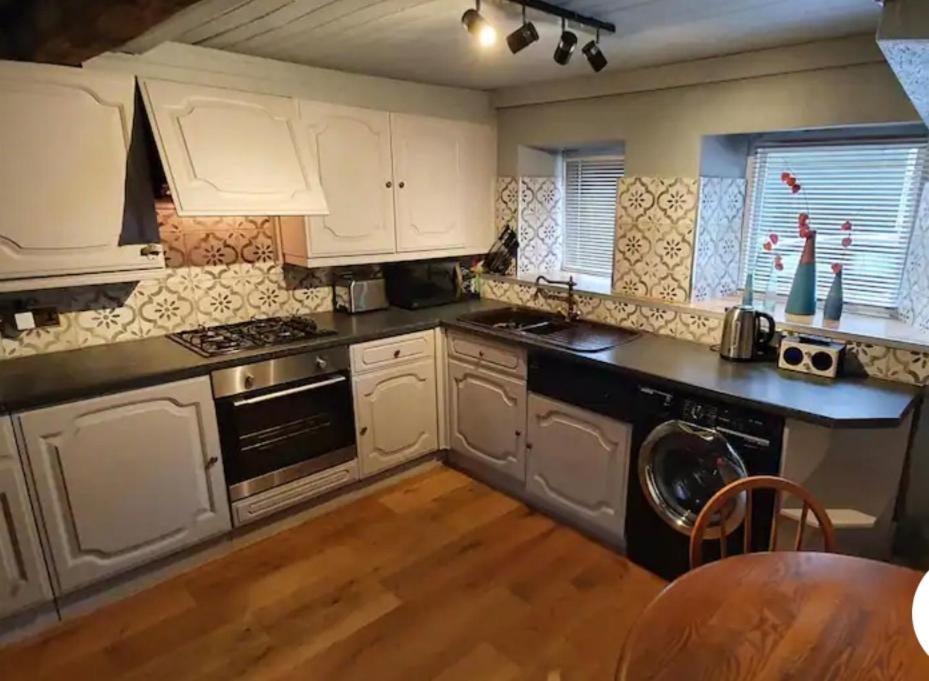 Beautiful Central Kendal Townhouse 3 Double Beds Free Parking