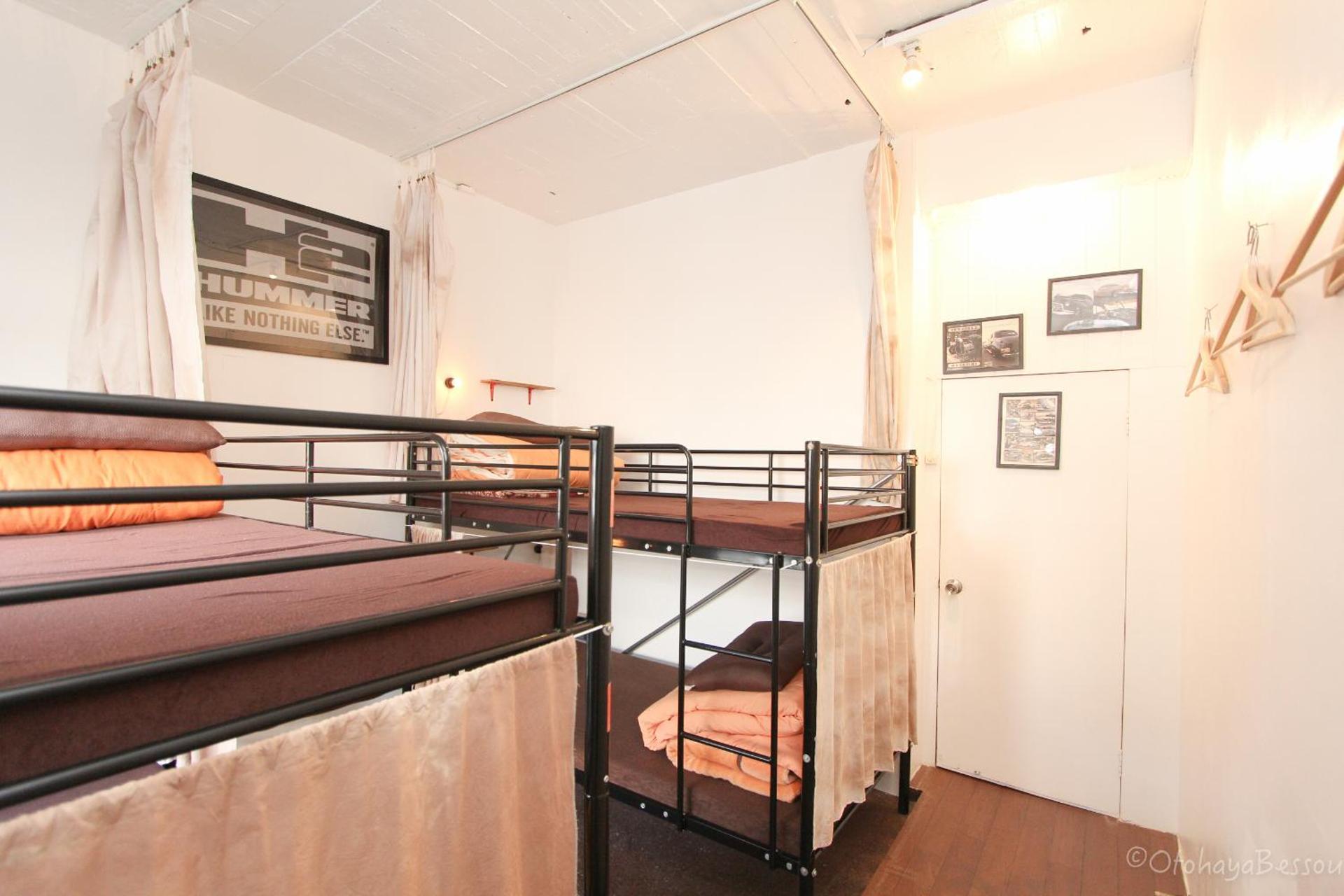 Posto Letto in Dormitorio Misto con 4 Letti