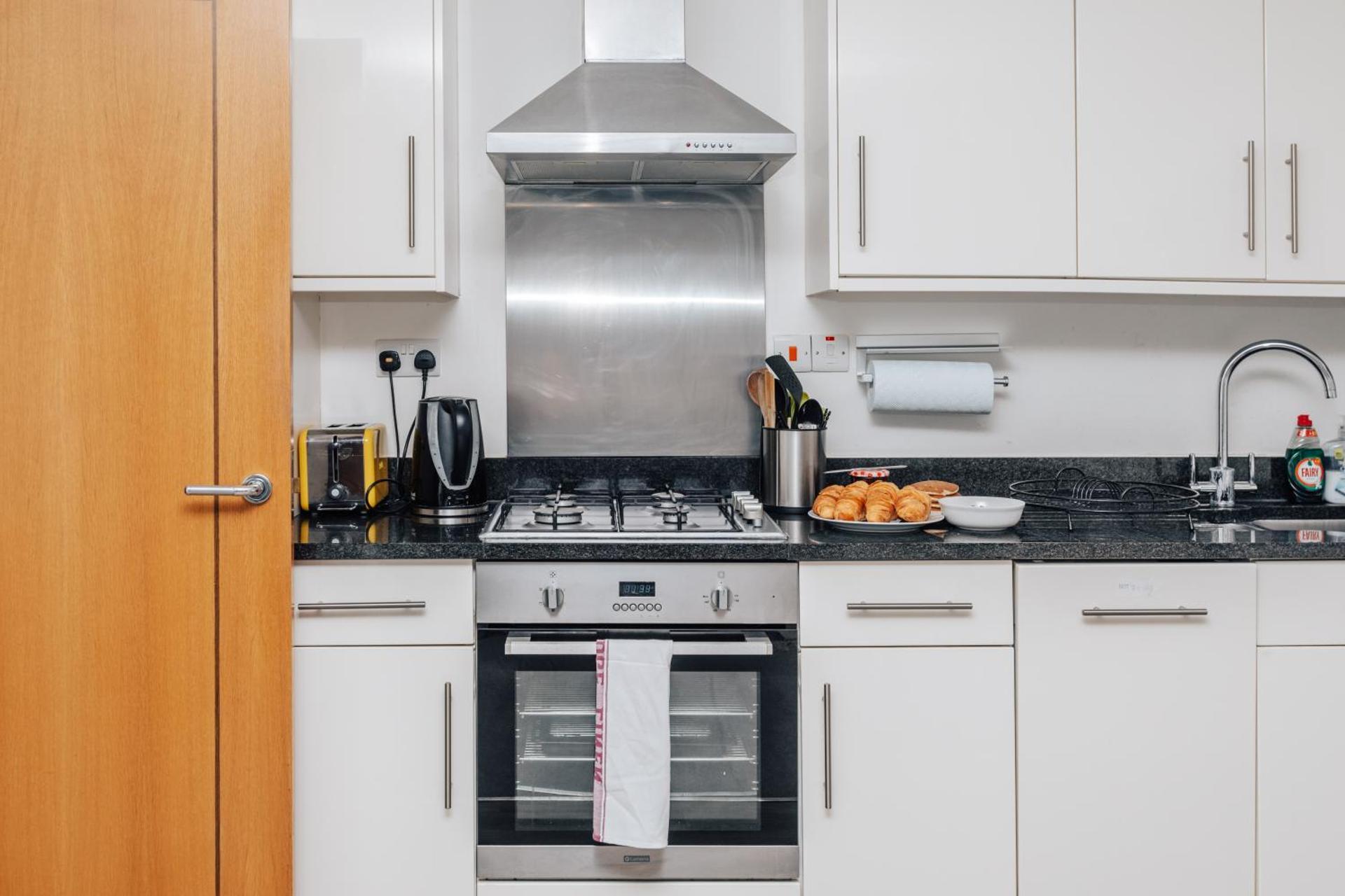 Central Modern Flat for 4-6 & dedicated parking