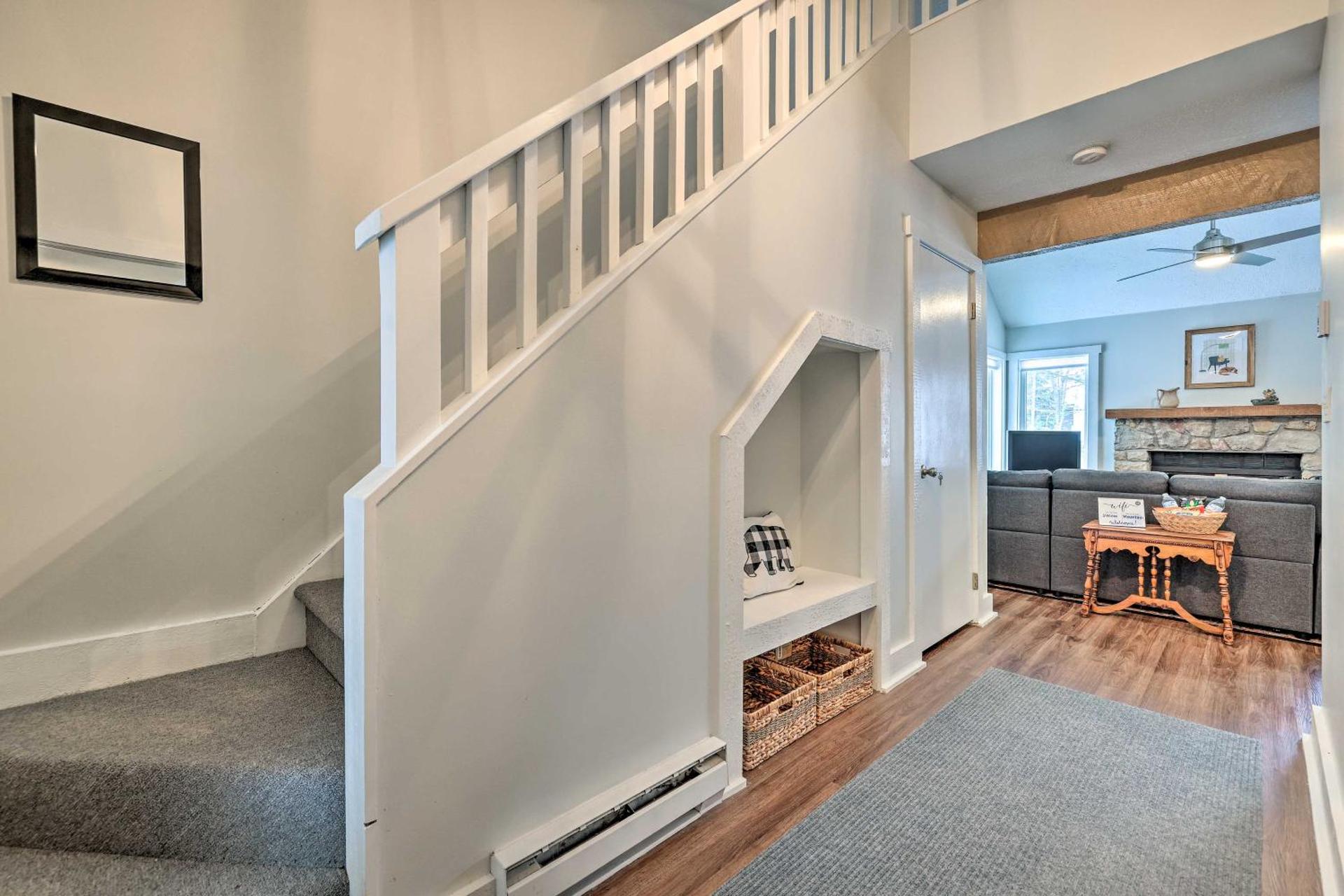 Less Than 1 Mi to Jack Frost Lake Harmony Townhome!