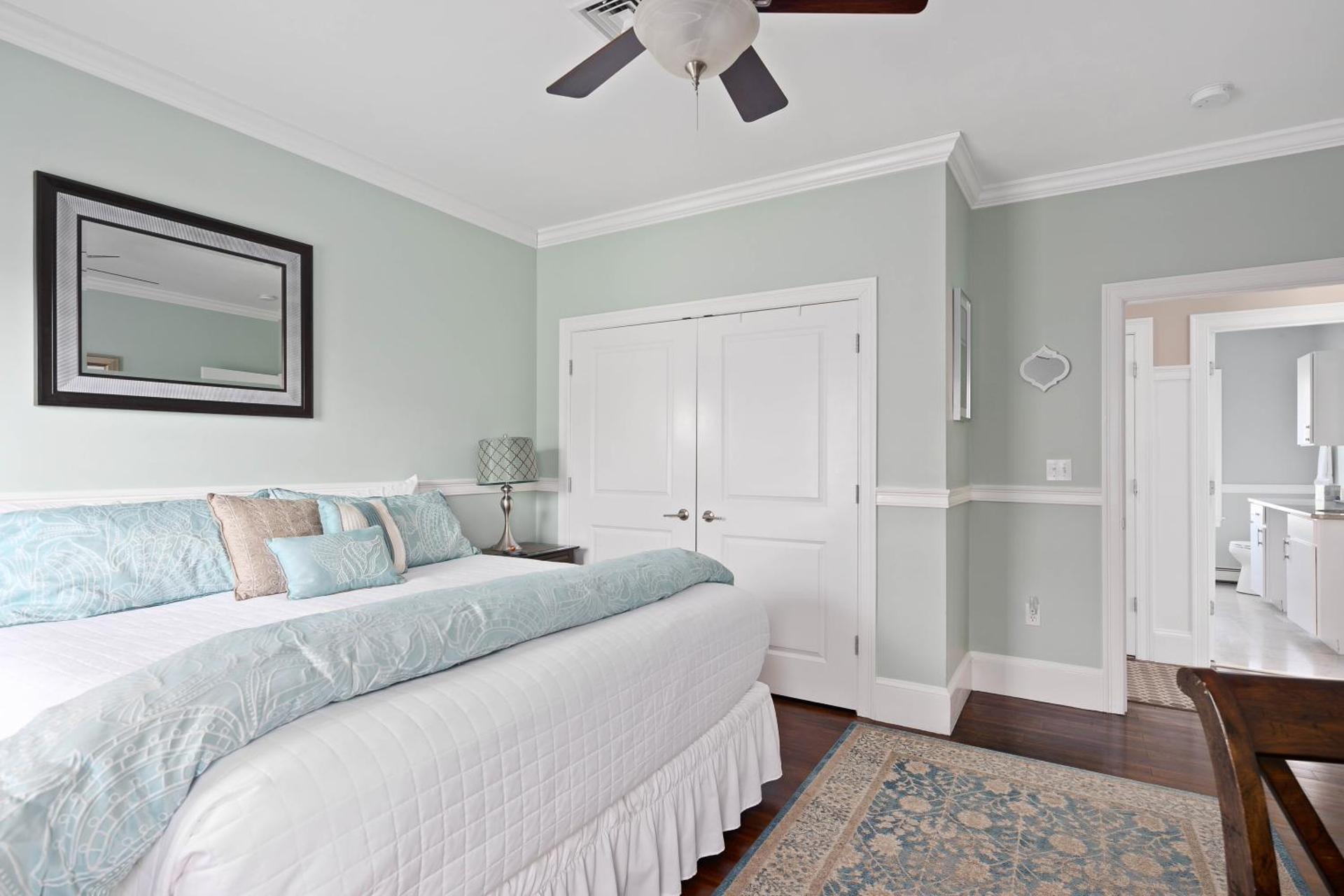 Deluxe King Room - Private Hallway Bathroom