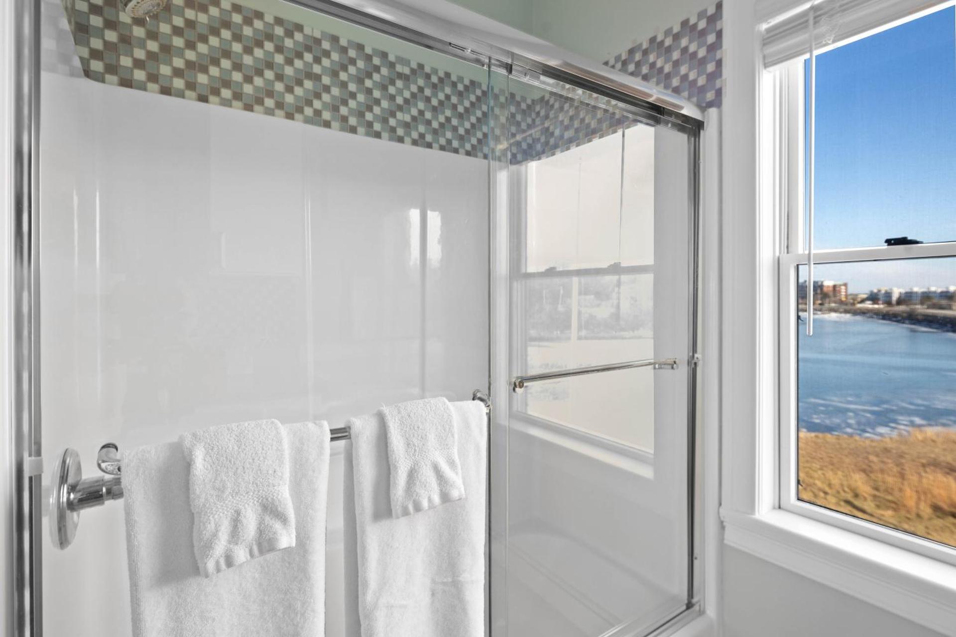 Deluxe King Room - Private Hallway Bathroom