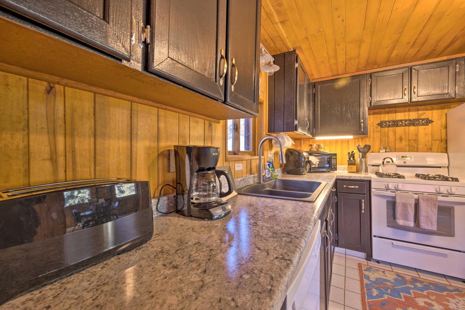 Cozy CO Rocky Mountain Retreat Near Pikes Peak!