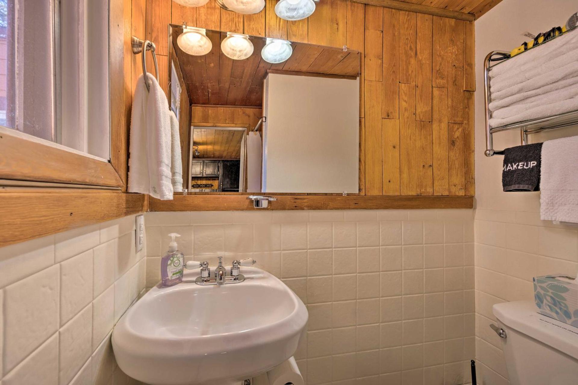 Cozy CO Rocky Mountain Retreat Near Pikes Peak!