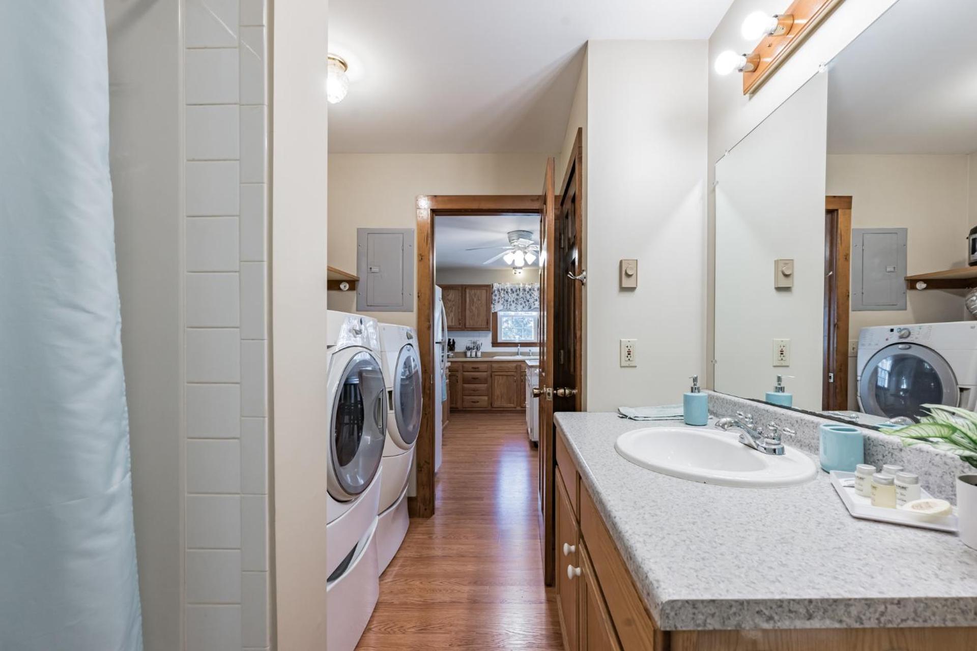 Cozy Bungalow Just Minutes from Mystic, Westerly Beaches, Boating and Casinos! bungalow