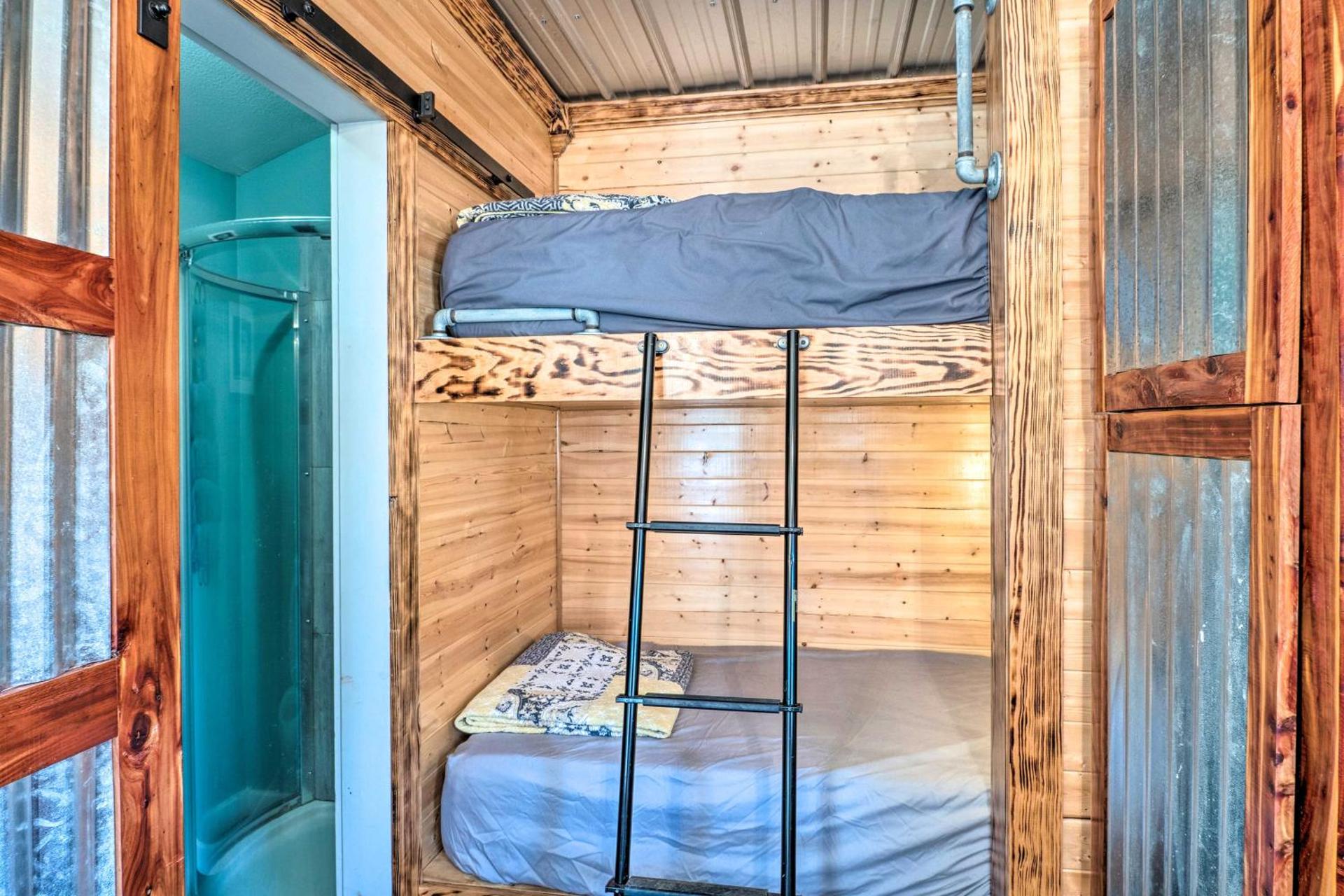 Sunny Catfish Cabin with Views of Toledo Bend