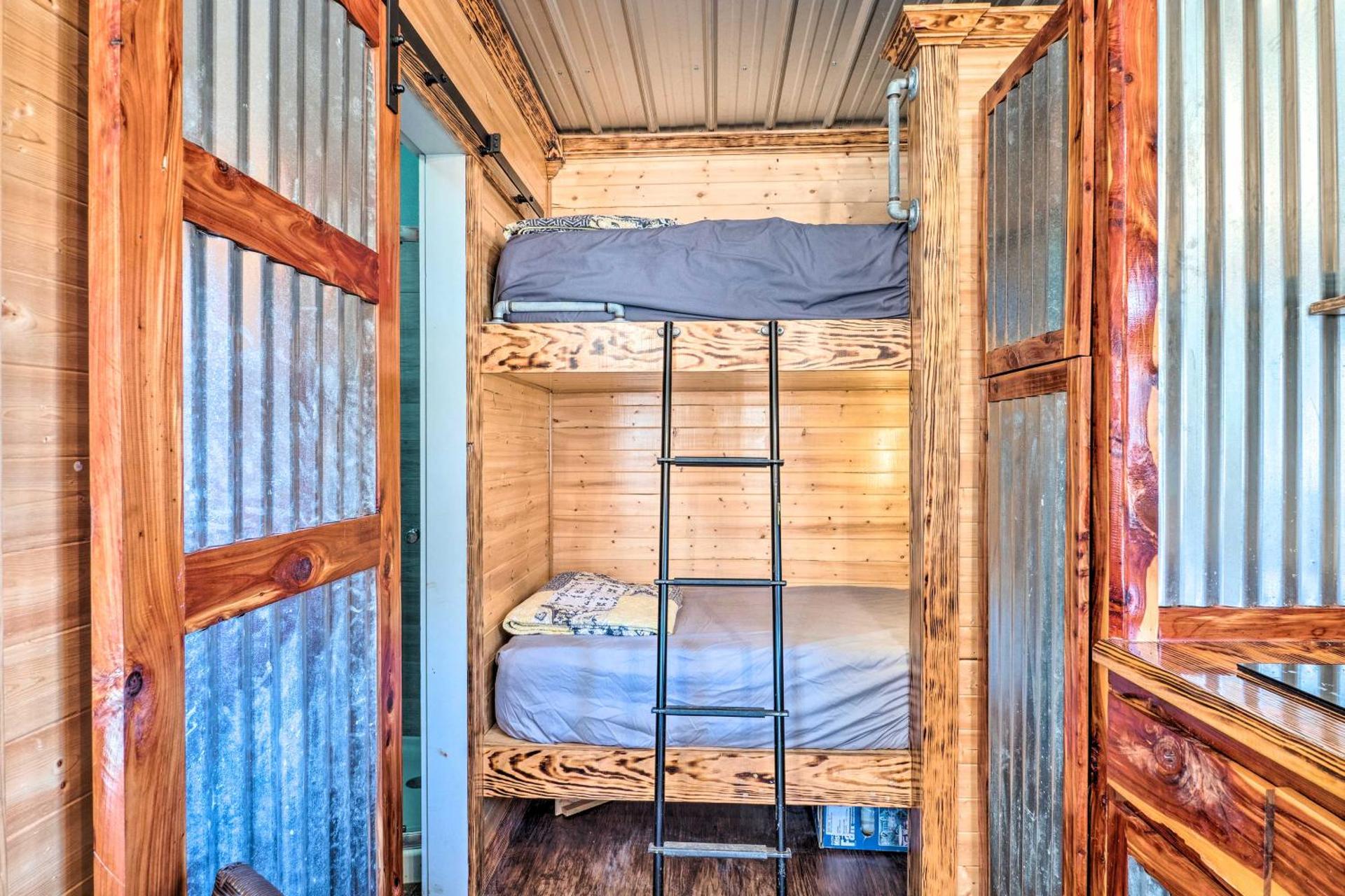 Sunny Catfish Cabin with Views of Toledo Bend