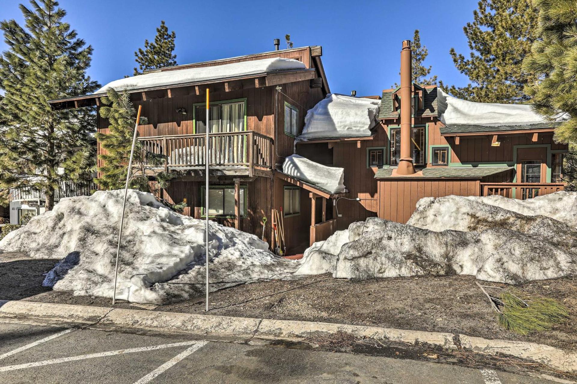 Less Than 1 Mi to Heavenly Lifts Tahoe Area Townhome!
