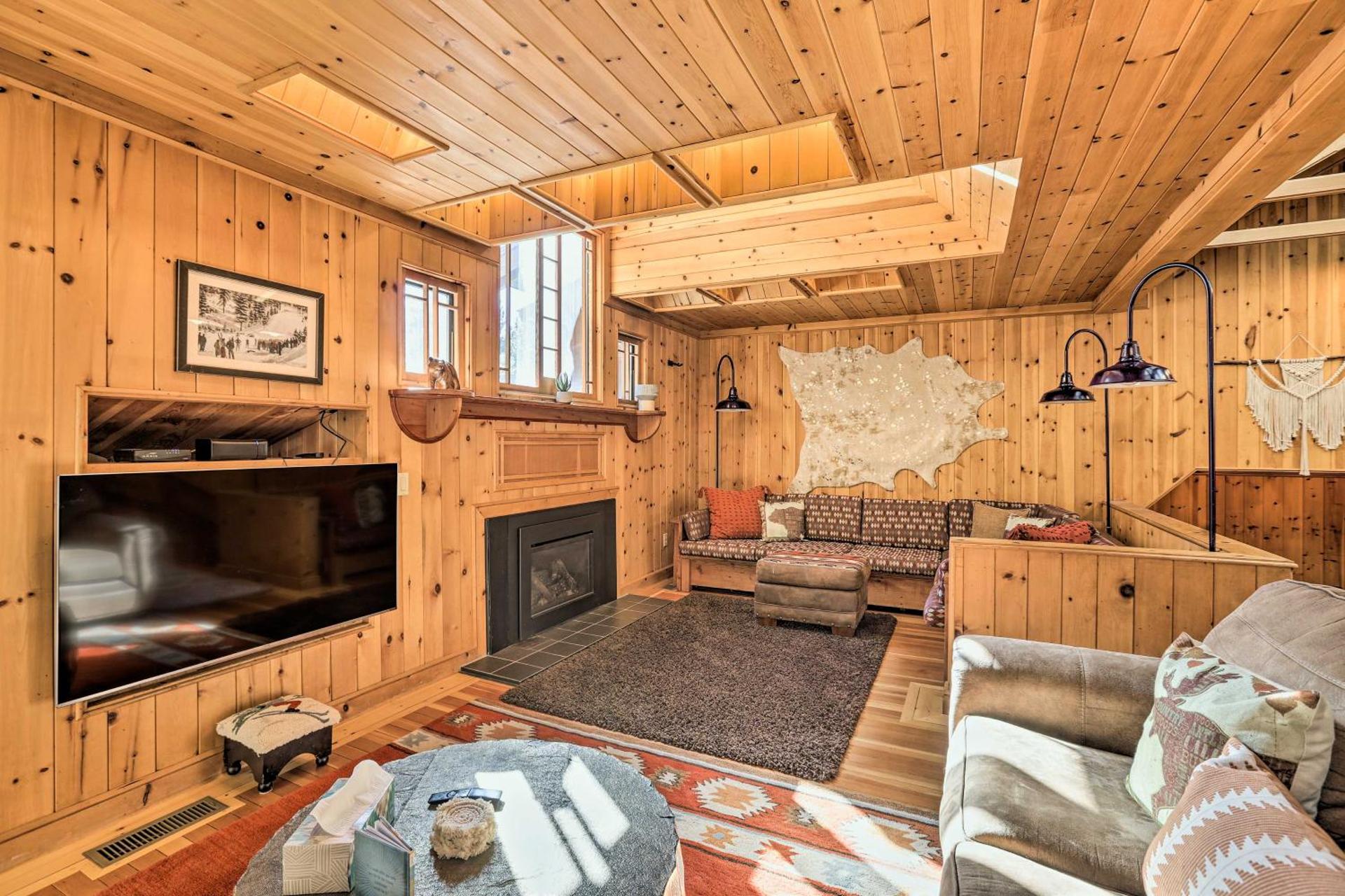 Less Than 1 Mi to Heavenly Lifts Tahoe Area Townhome!