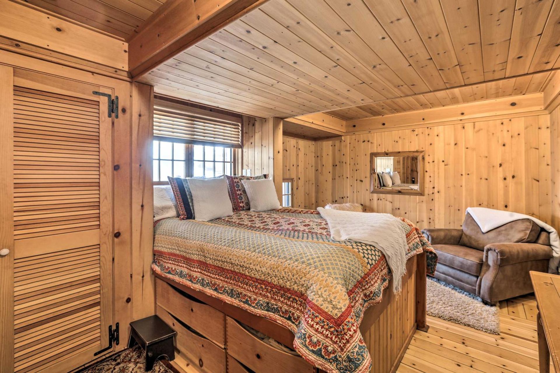 Less Than 1 Mi to Heavenly Lifts Tahoe Area Townhome!