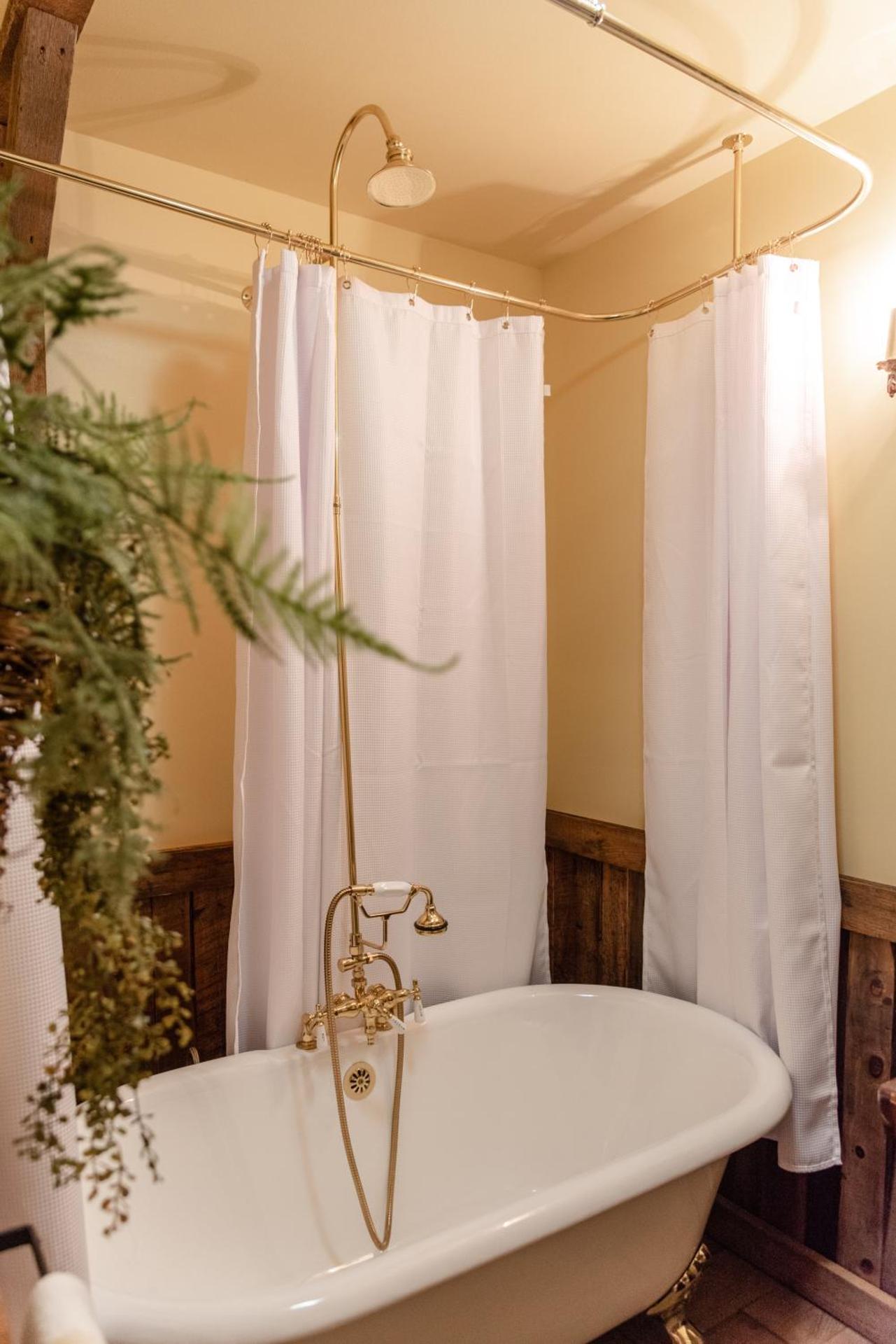 Trekker, Treehouses cabins and lodge rooms