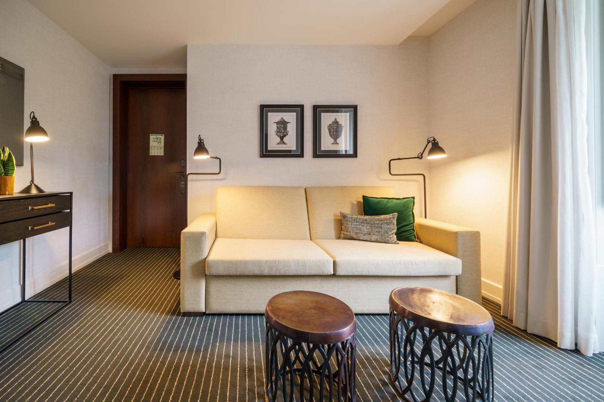 Family Room (2 Adults + 3 Children)