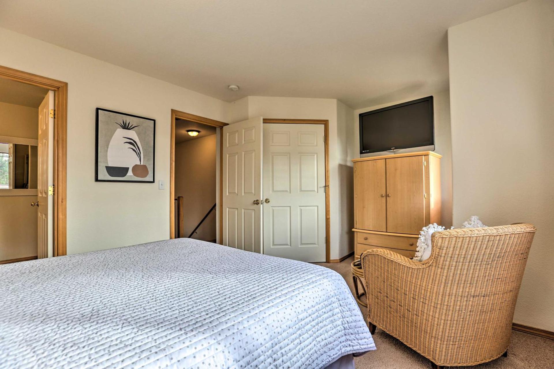 Idyllic Redmond Townhome with Furnished Deck!