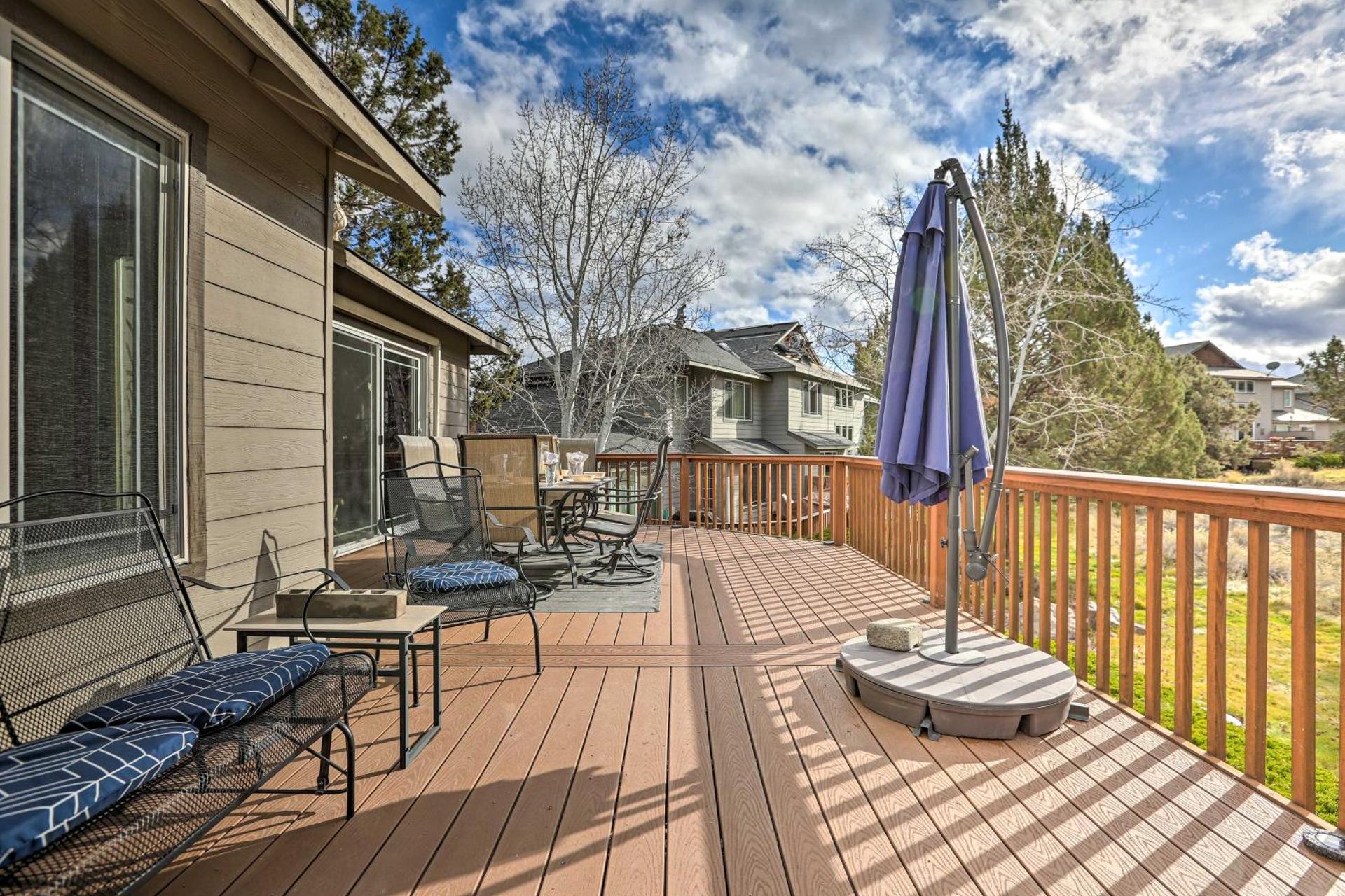 Idyllic Redmond Townhome with Furnished Deck!