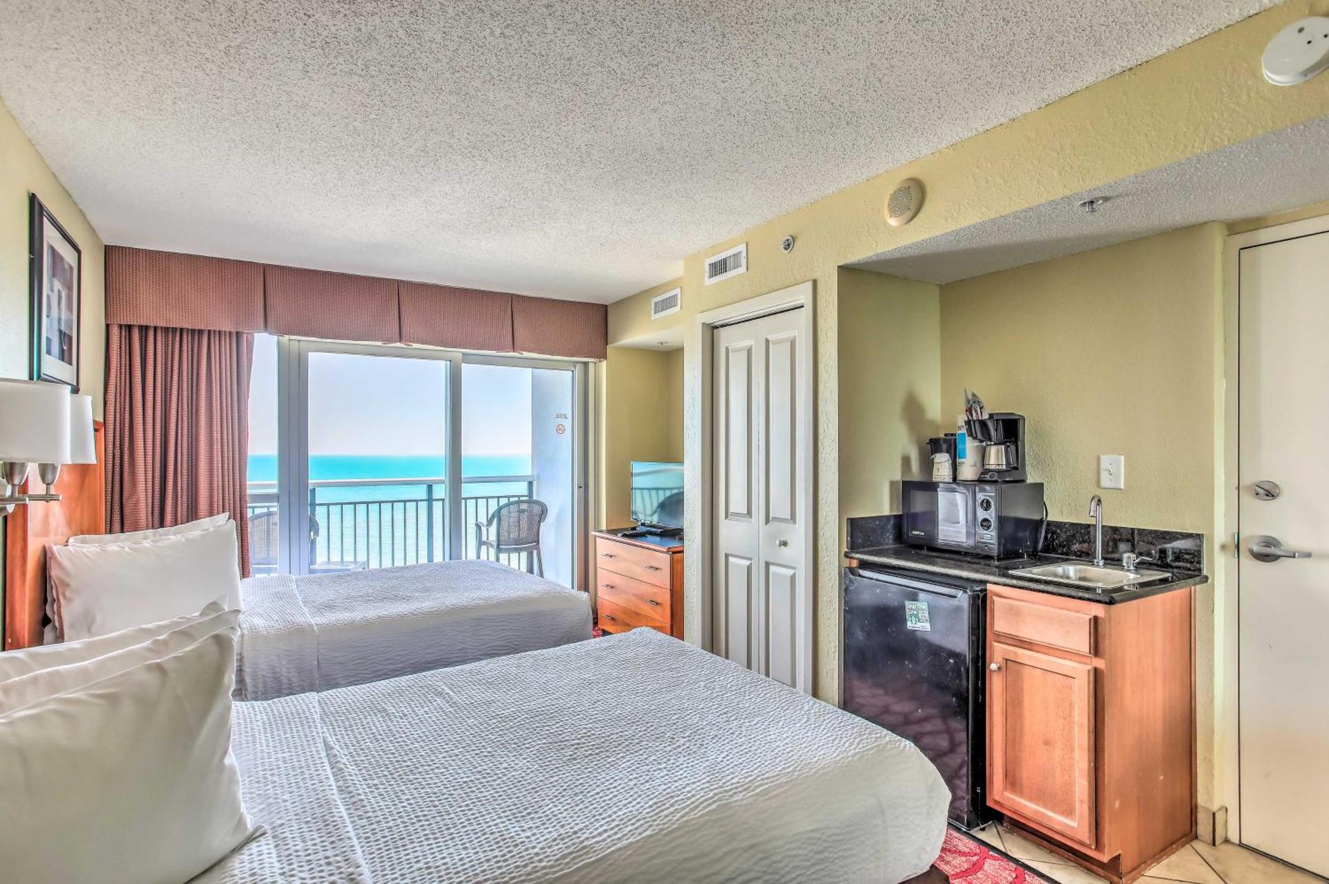 Beachfront Condo in Myrtle Beach with Pool Access