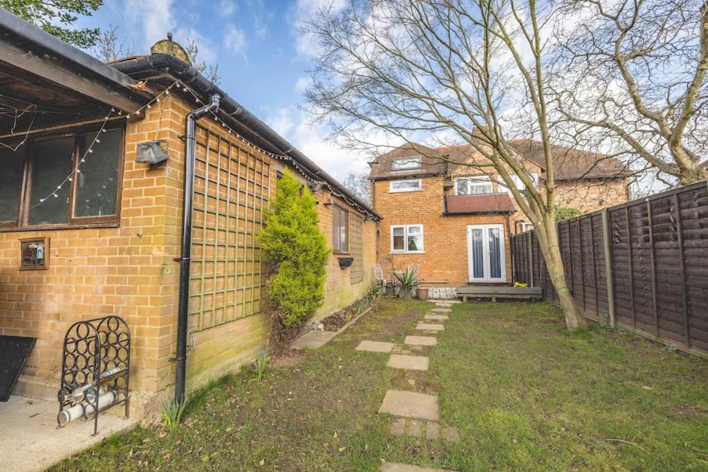 COSY HOME NEAR DORNEY, WINDSOR & Free Parking