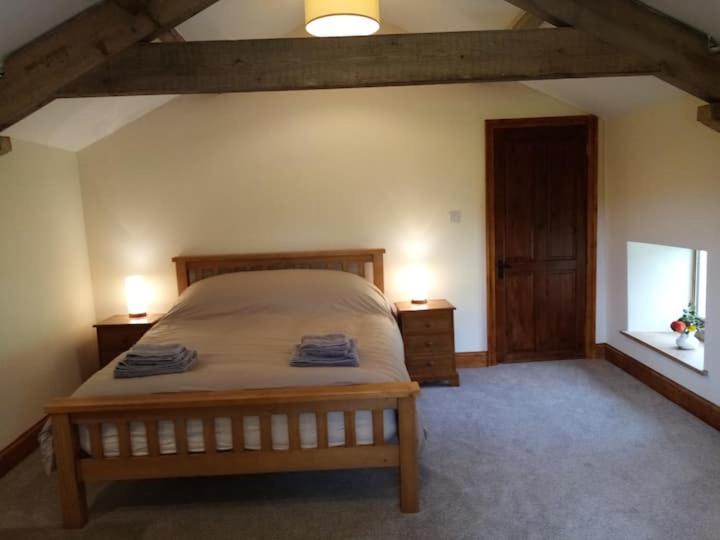 Rural getaway with a view - Old Spout Barn