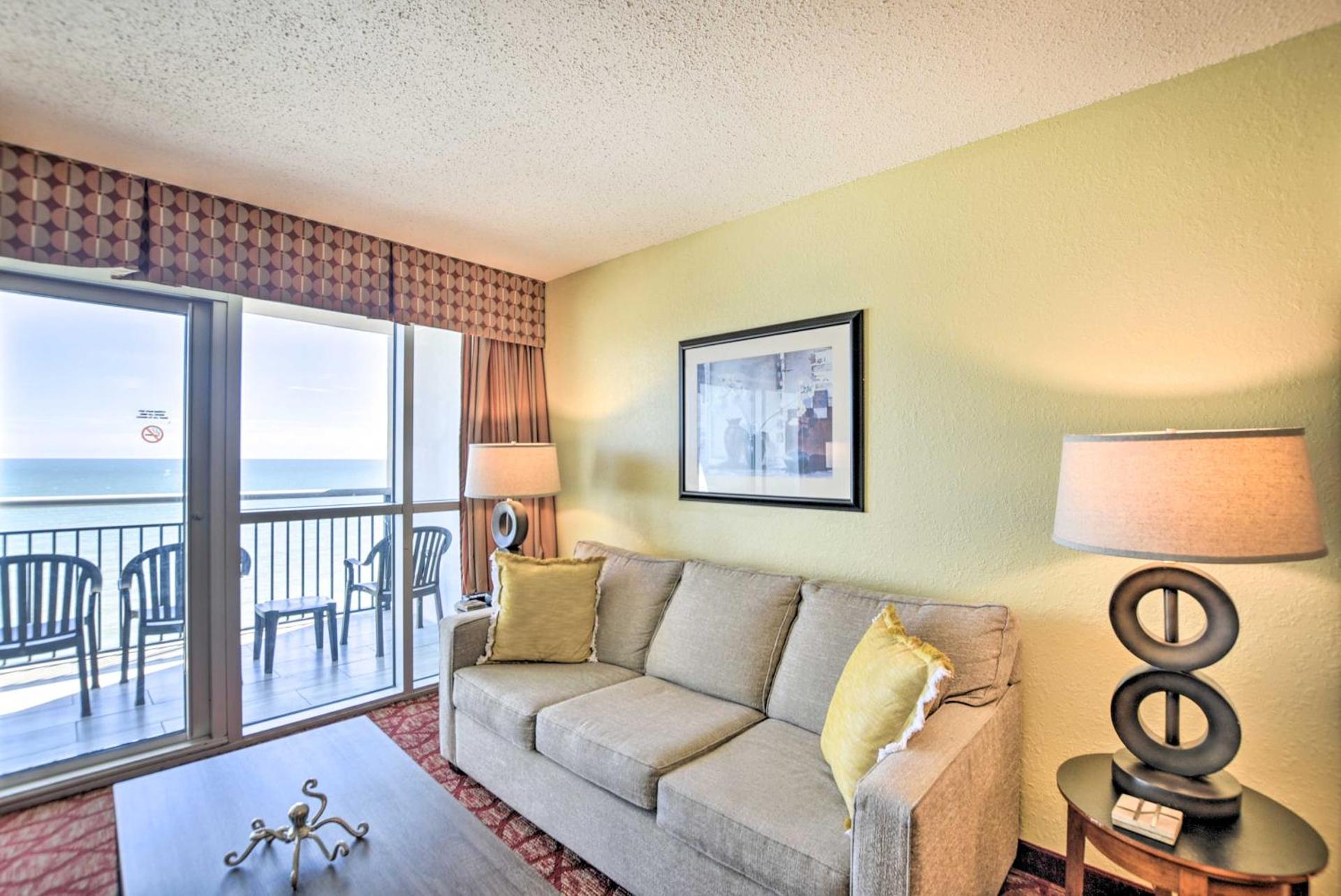 Beachfront Condo in Myrtle Beach with Pool Access