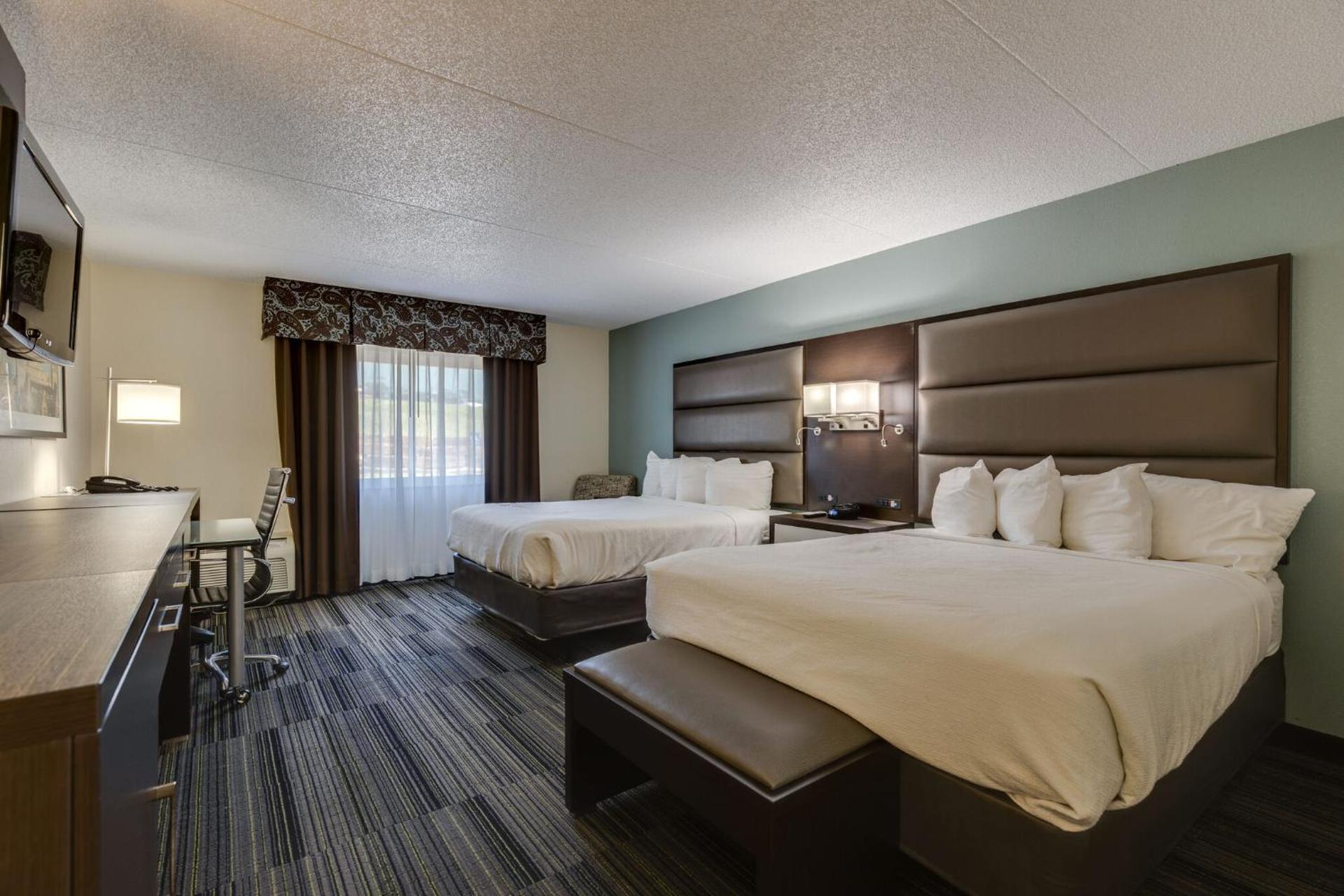 Queen Room with Two Queen Beds (Complimentary Happy Hour M-Sa)