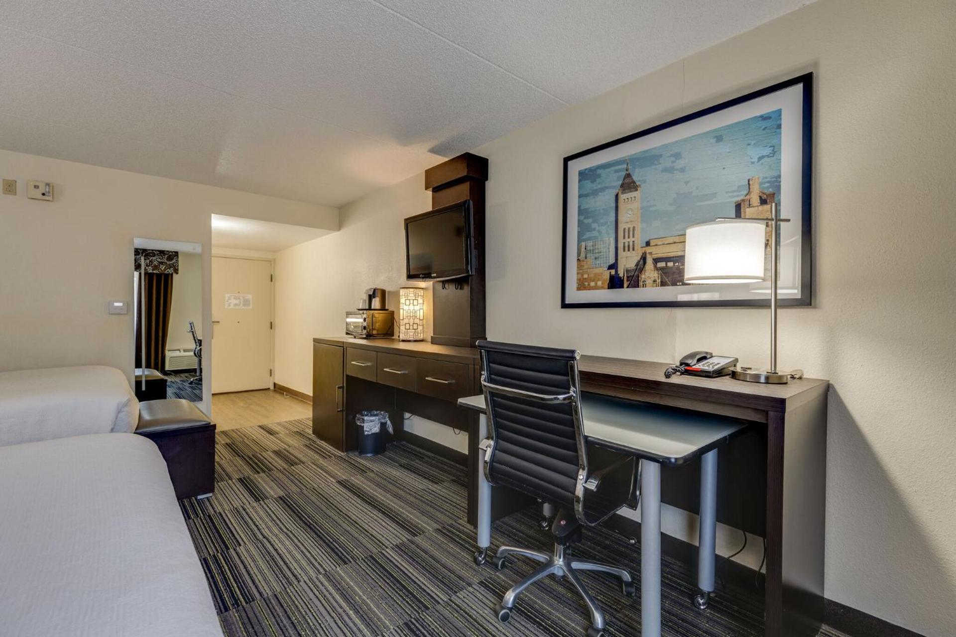 Queen Room with Two Queen Beds (Complimentary Happy Hour M-Sa)