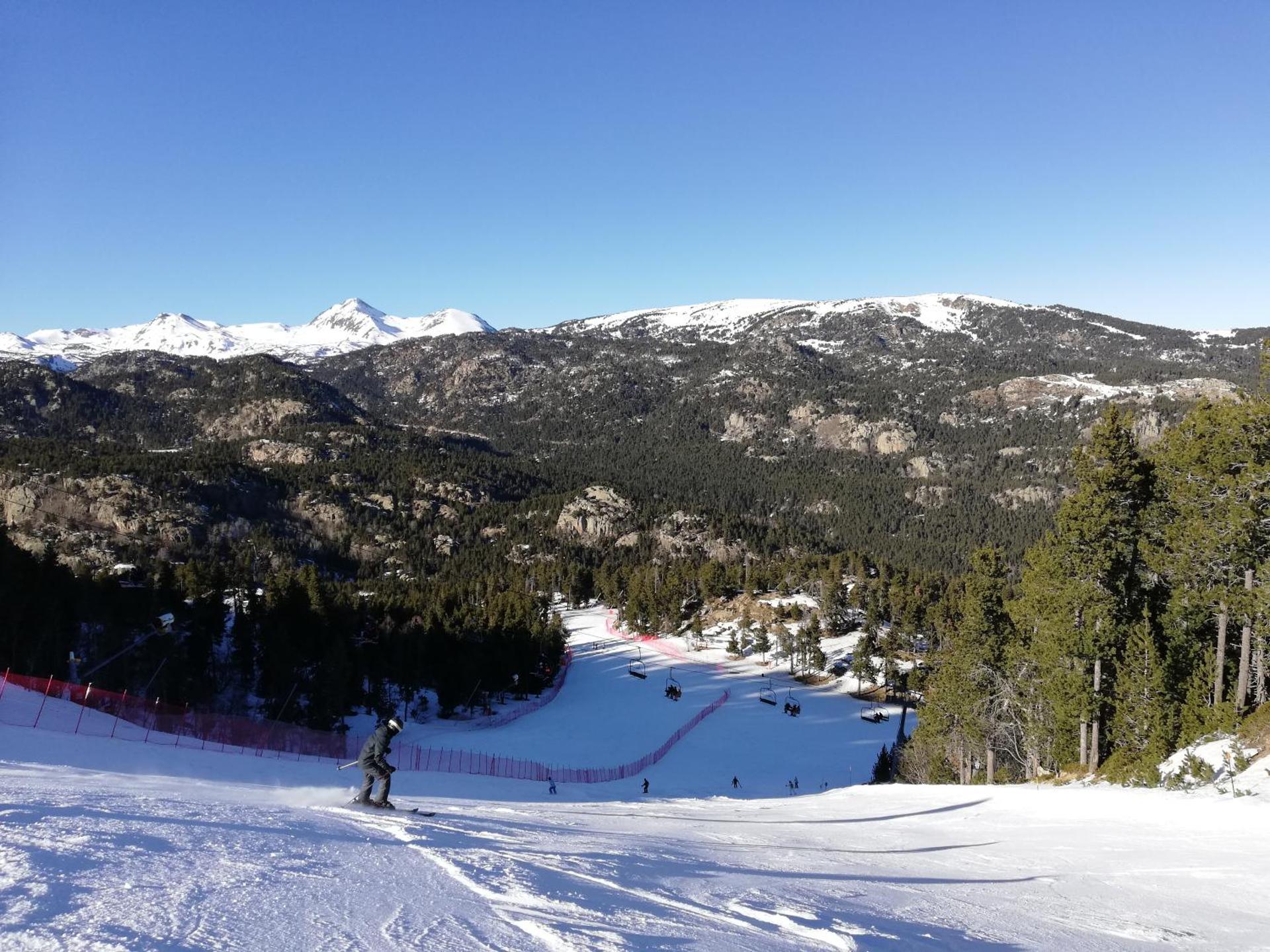Le 1800 - Vue sur la chaîne des Pyrénées - Plein Sud