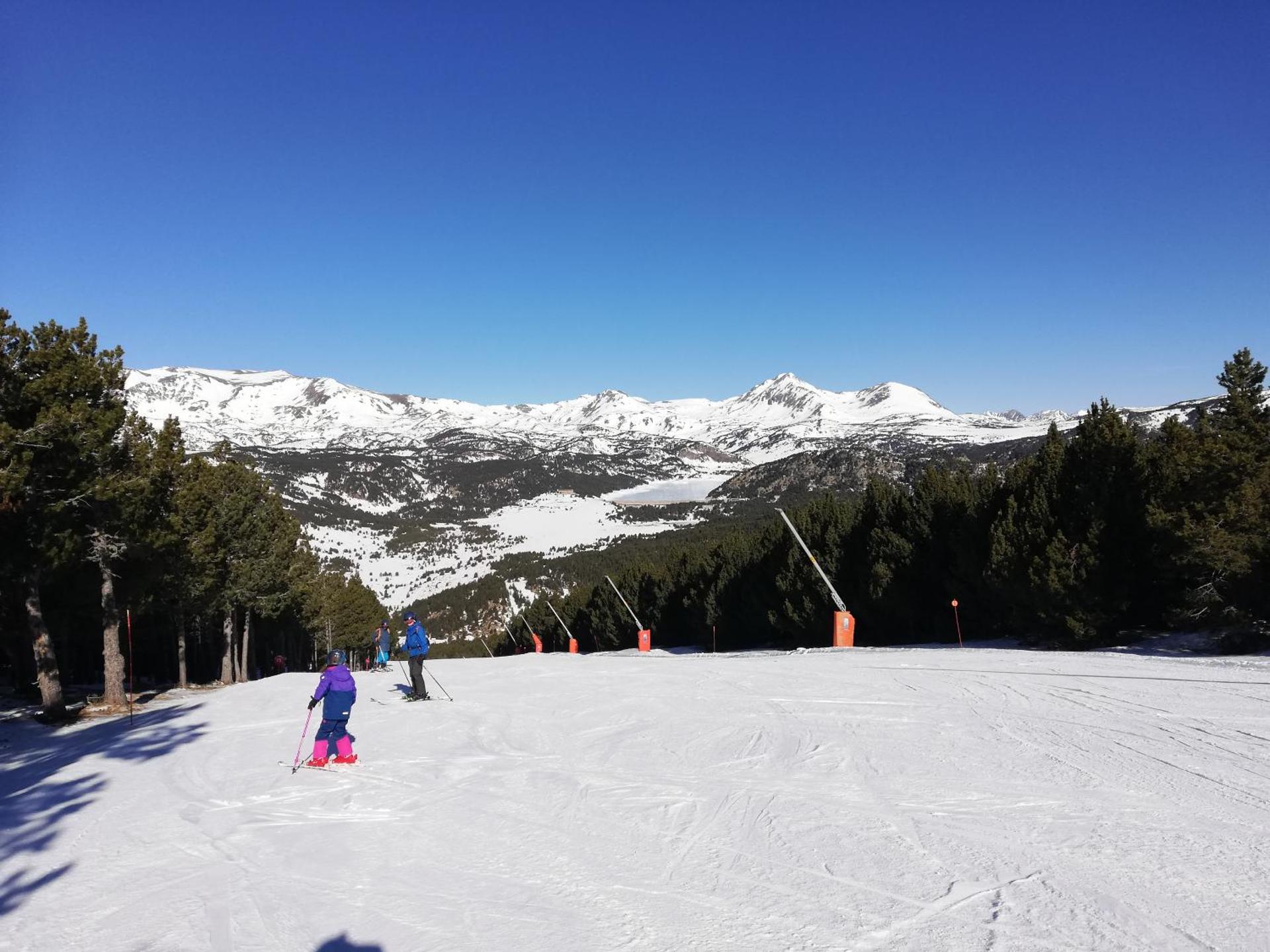 Le 1800 - Vue sur la chaîne des Pyrénées - Plein Sud