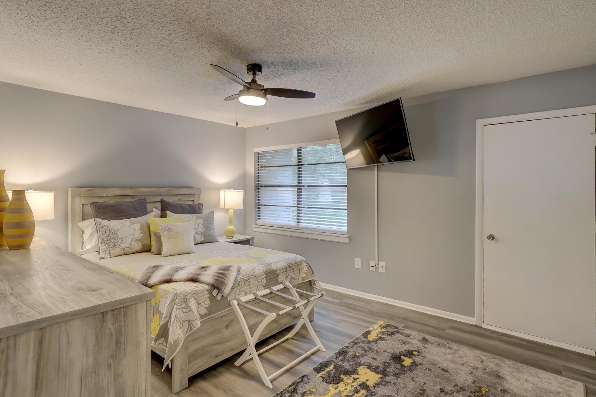 #111 Elaborate Condo Ideal Location 2BRM/2 Parking