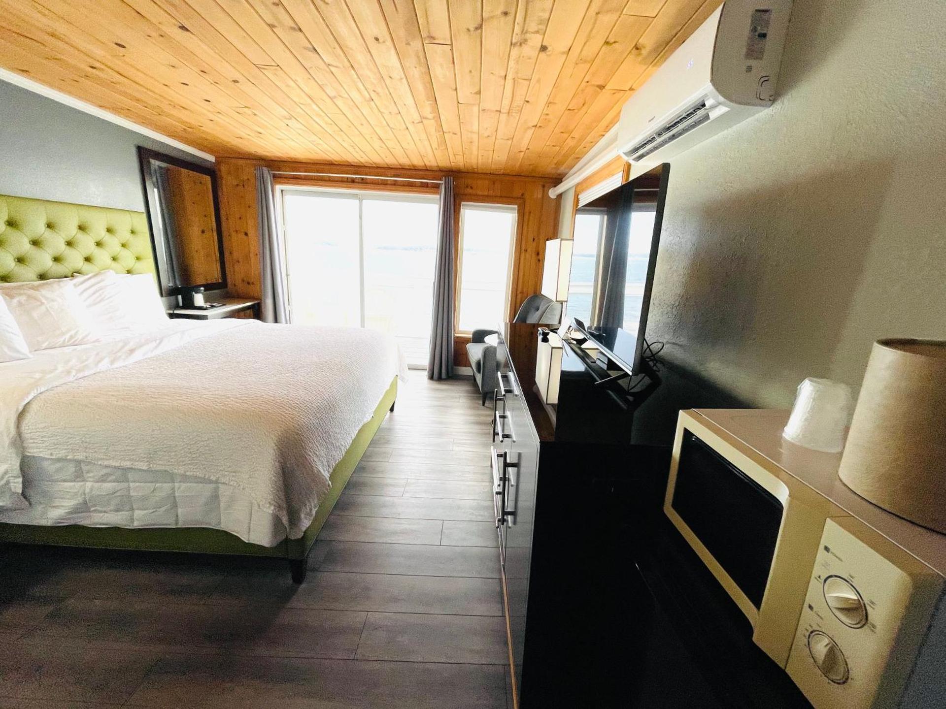 Habitación con cama extragrande y balcón