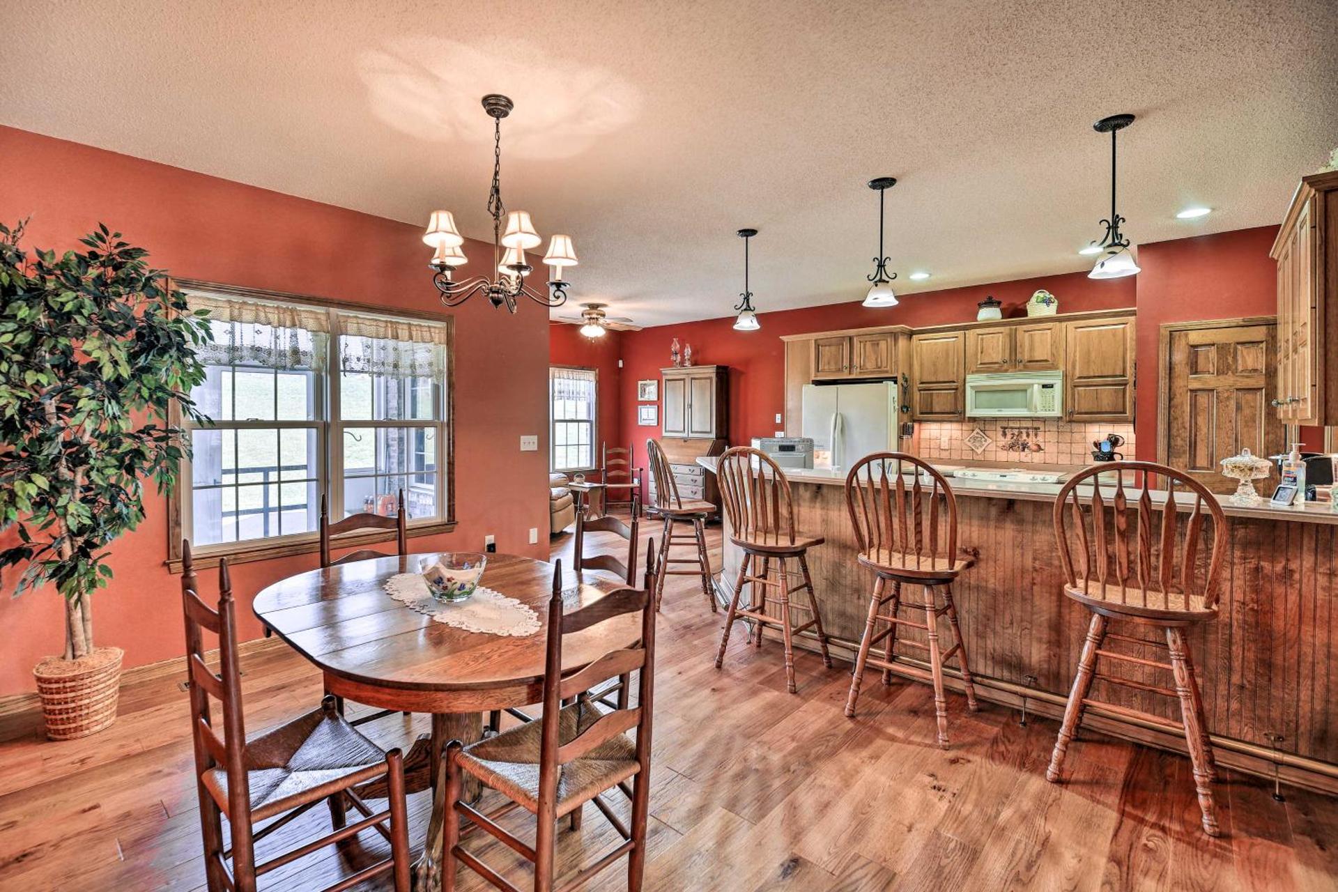 Pet-Friendly Abingdon Abode with Yard and Grill!