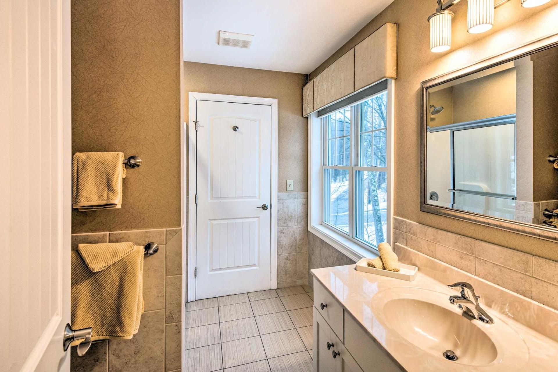 North Conway Home about 2 Mi to Cranmore Mountain!