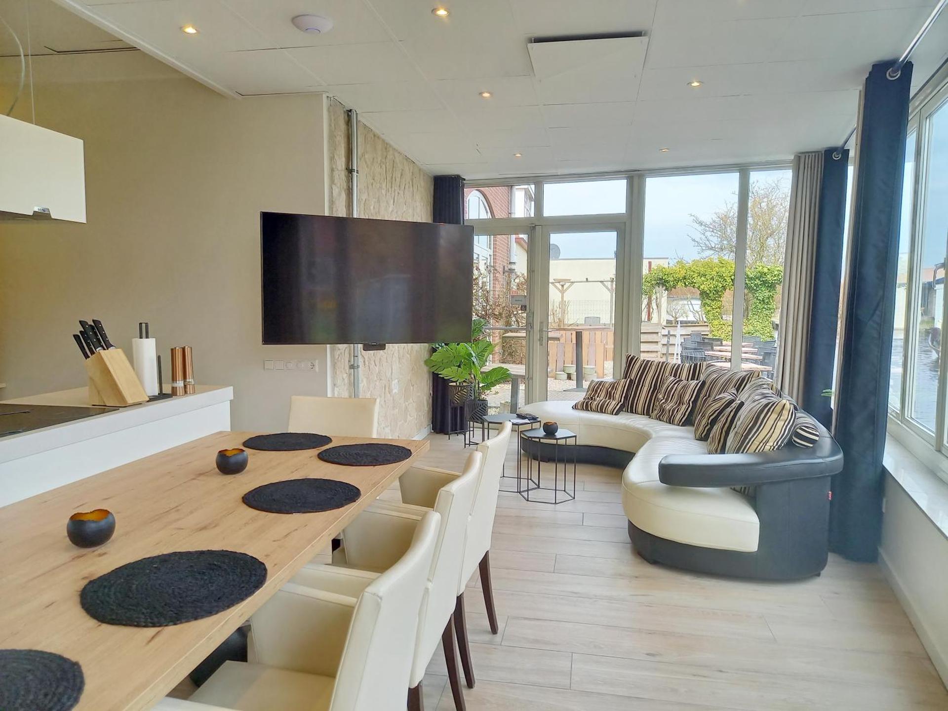 Communal lounge/ TV room