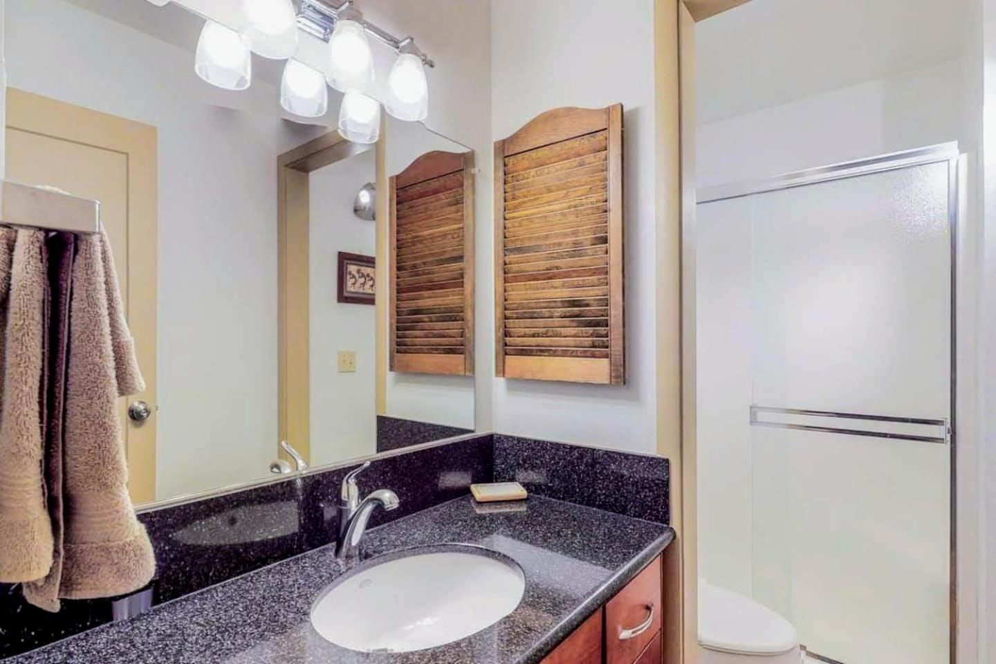 Woodsy retreat near Northstar & lake