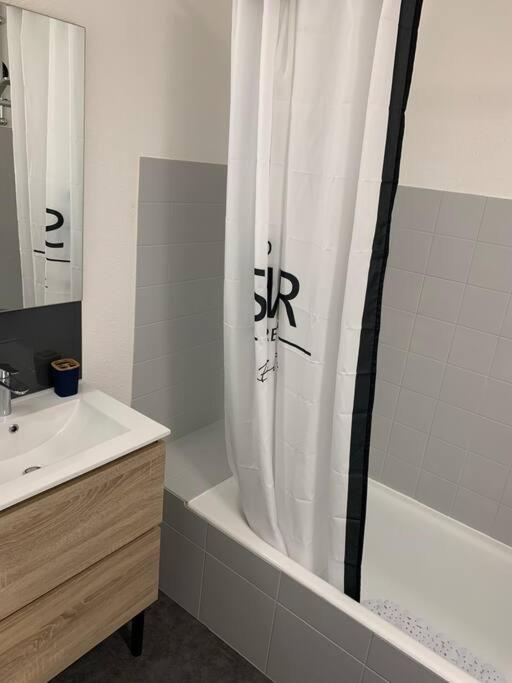 Studio entièrement rénové avec parking gratuit