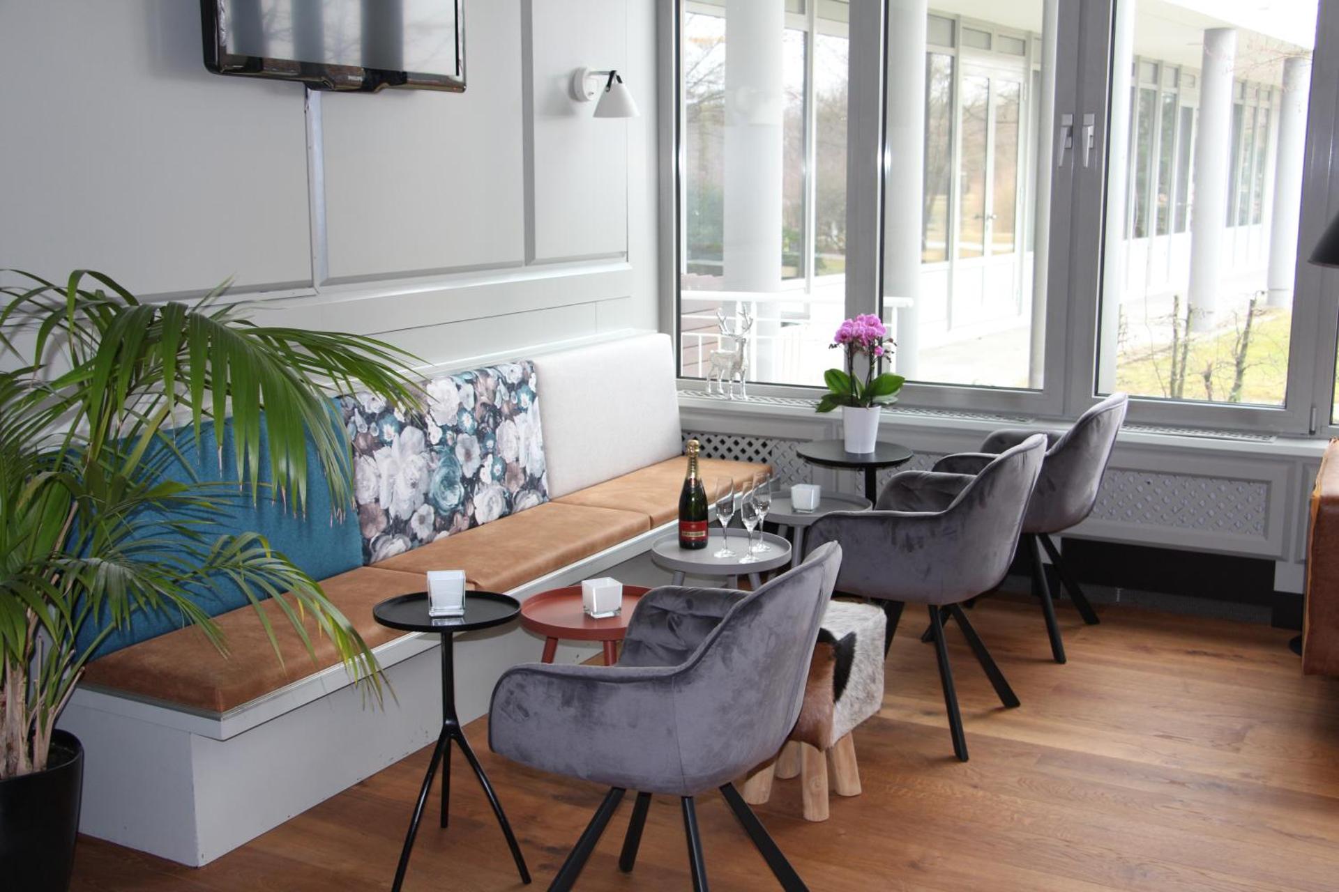 Communal lounge/ TV room