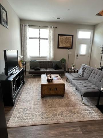 Uptown Townhouse Studio Apartment -WiFi-10 min walk to Spectrum Center